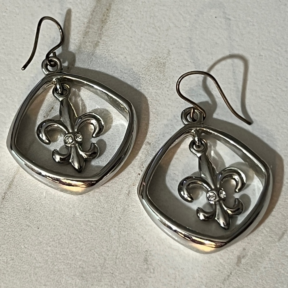 Beautiful Silver Fleur de lis dangle earrings with Crystal Accents - Picture 5 of 5